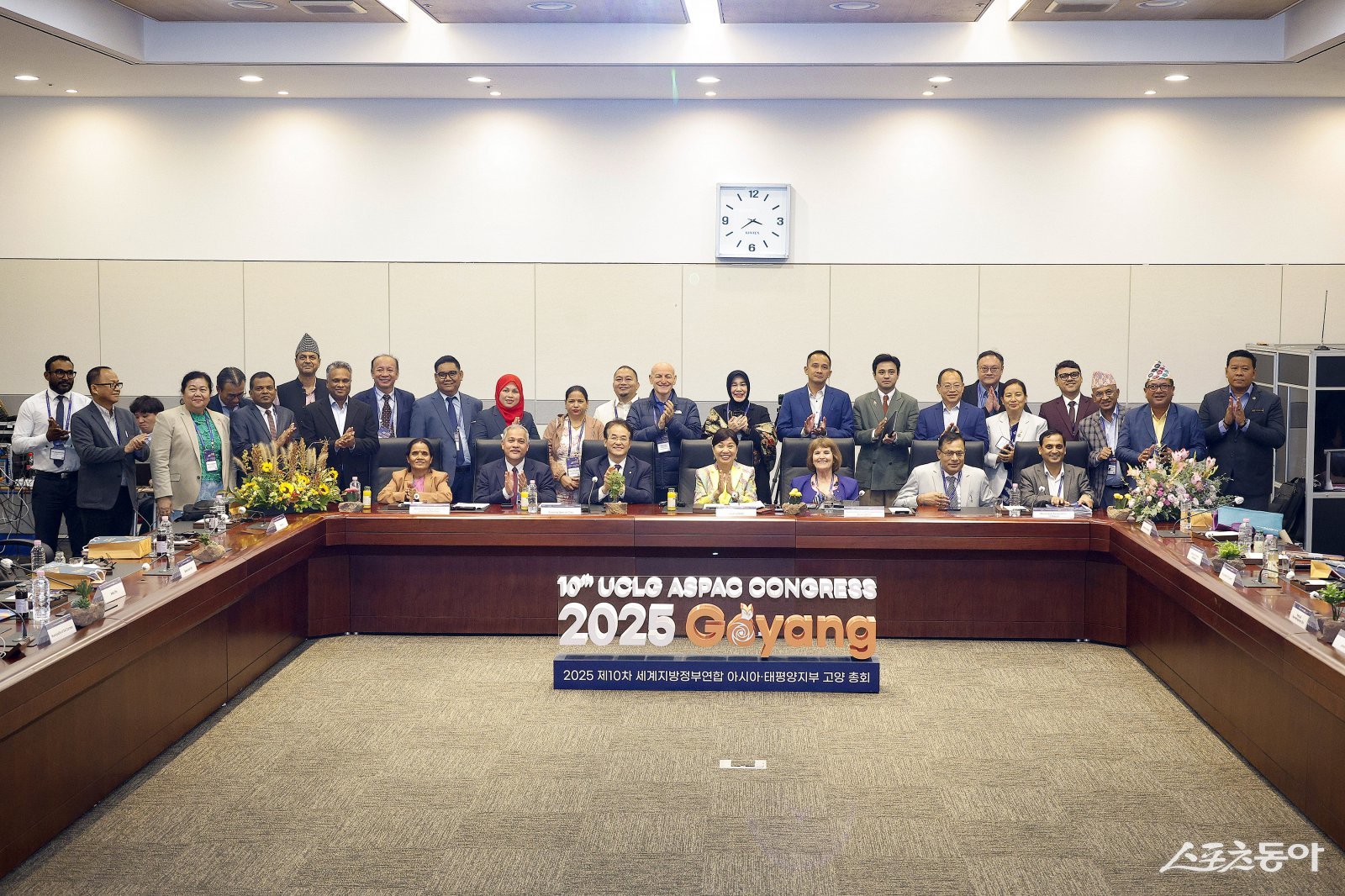 24일 고양시 킨텍스에서 아·태 지방정부 지도자 원탁회의에서 기념 촬영하고 있다 사진제공ㅣ고양시