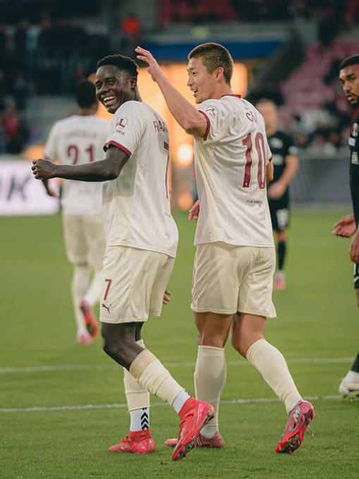 조규성(오른쪽)이 25일(한국시간) 덴마크 헤르닝의 MCH 아레나에서 열린 슈튜름 그라츠와 2025~2026시즌 UEL 리그 페이즈 1차전 홈경기에서 전반 7분 상대 골키퍼 크리스텐센의 자책골이 터지자 팀 동료 프란쿨리노(왼쪽)와 기뻐하고 있다. 그는 UEL 데뷔전이자 486일만의 선발 복귀전에서 준수한 모습을 보이며 팀의 2-0 승리에 힘을 보탰다. 사진출처│미트윌란 인스타그램