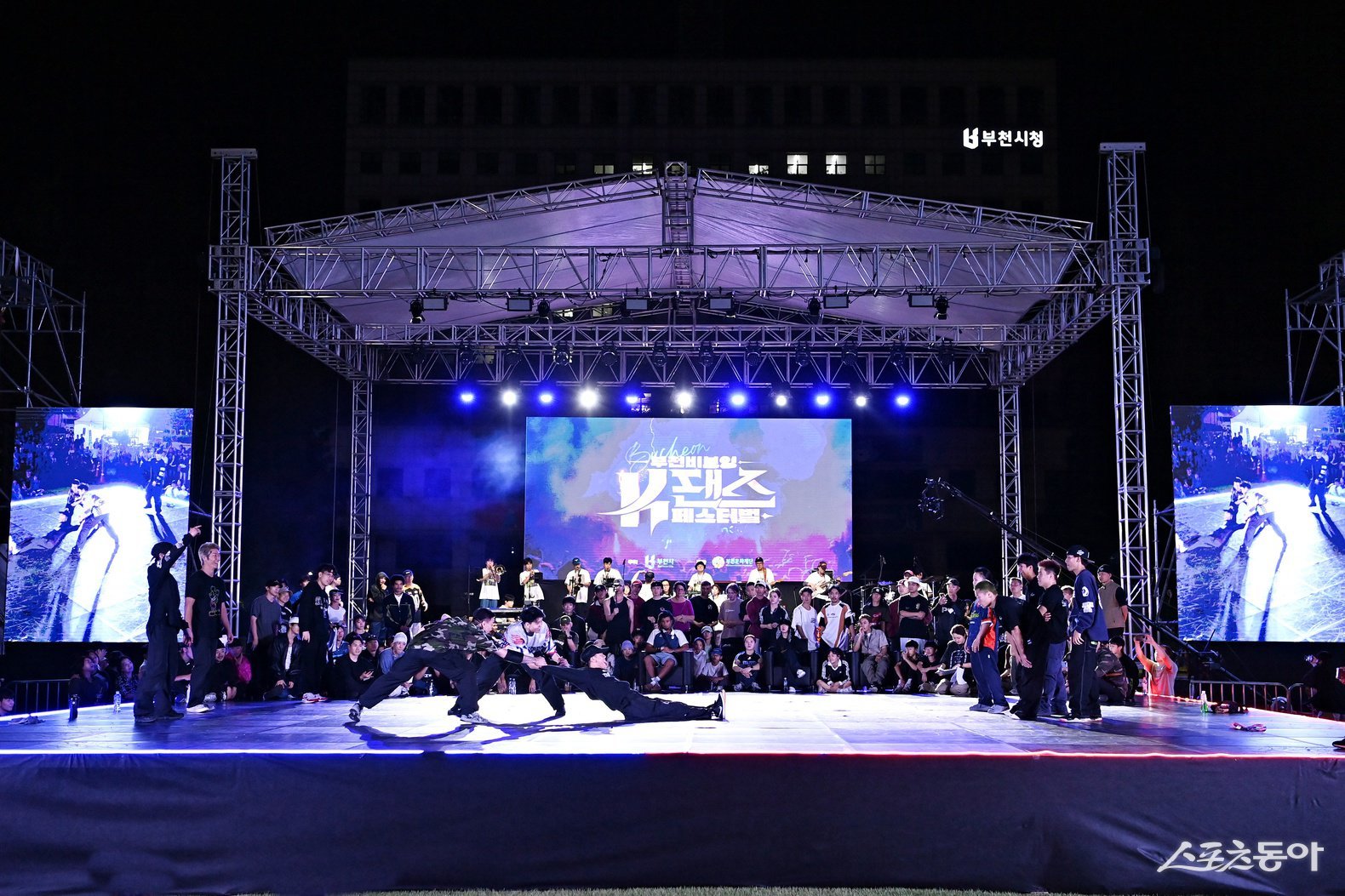지난해 열린 ‘부천 비보잉&K-댄스 페스티벌’에서 펼쳐진 브레이킹 배틀 모습. 사진제공｜부천시