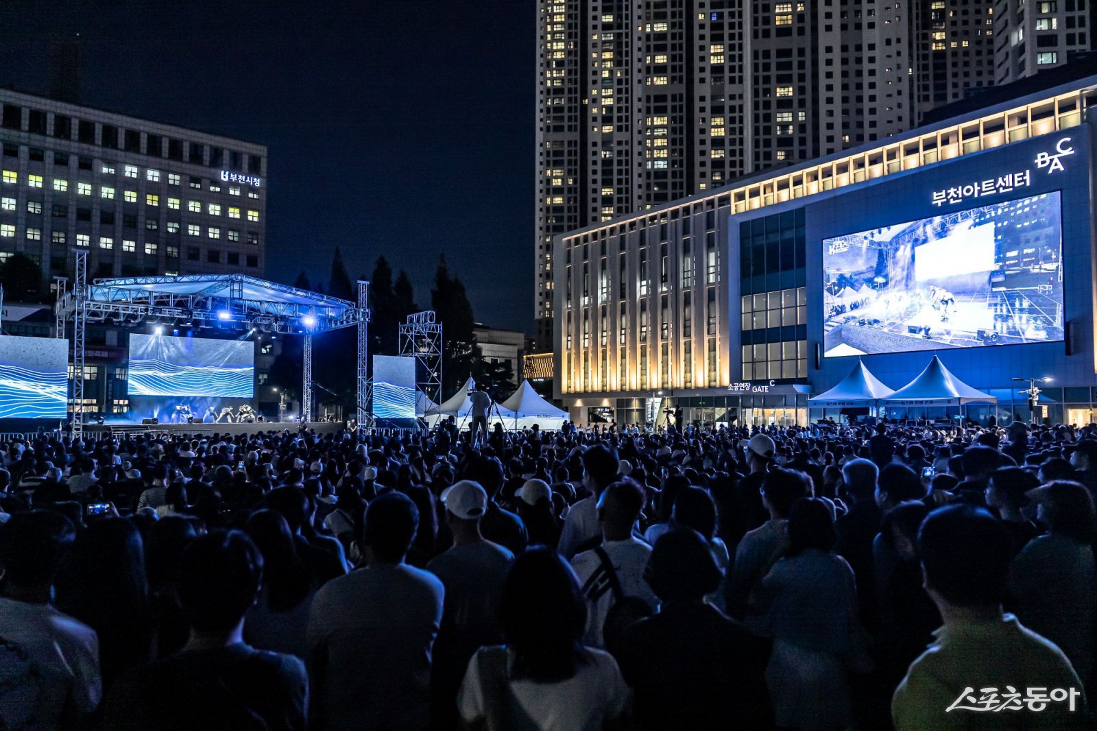시민들이 지난해 ‘부천 비보잉&K-댄스 페스티벌’ 공연을 즐기고 있다. 사진제공｜부천시