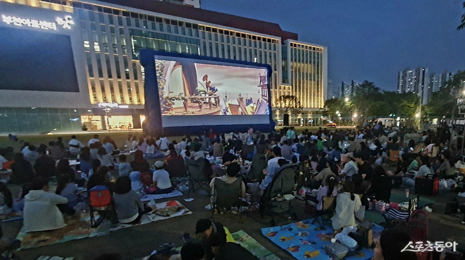 부천시청 잔디광장에서 진행된 ‘오픈시네마’에서 시민들이 영화를 관람하고 있다. 사진제공｜부천시