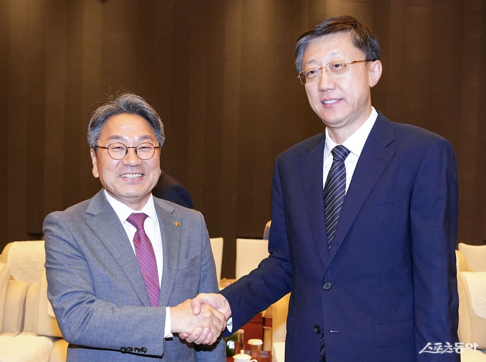 강기정 광주광역시장이 지난 24일 오후 중국 항저우 인터콘티넨탈 호텔에서 루산(卢山) 저장성 부성장과 면담을 갖고 항저우시와 AI 정책 등 교류협력 방안을 논의한 뒤 기념촬영을 하고 있다. 사진제공=광주광역시