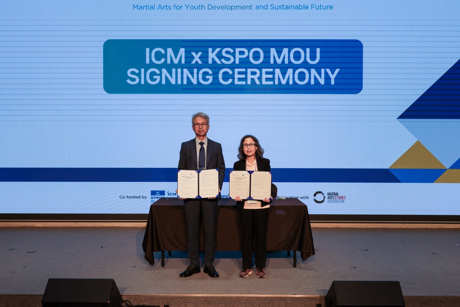 국민체육공단 차차남 기념사업본부장(오른쪽)과 유네스코 국제무예센터 김규직 사무총장이 업무협약을 체결한 뒤 포즈를 취하고 있다.