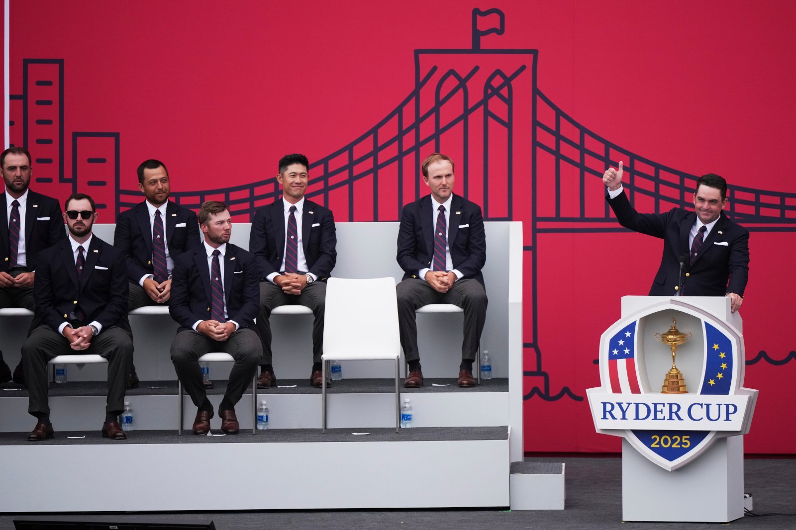 라이더컵 미국팀 단장 키건 브래들리(오른쪽)이 25일(한국시간) 열린 개막식에서 미국 선수들을 소개하고 있다. 파밍데일(미 뉴욕주) | AP뉴시스