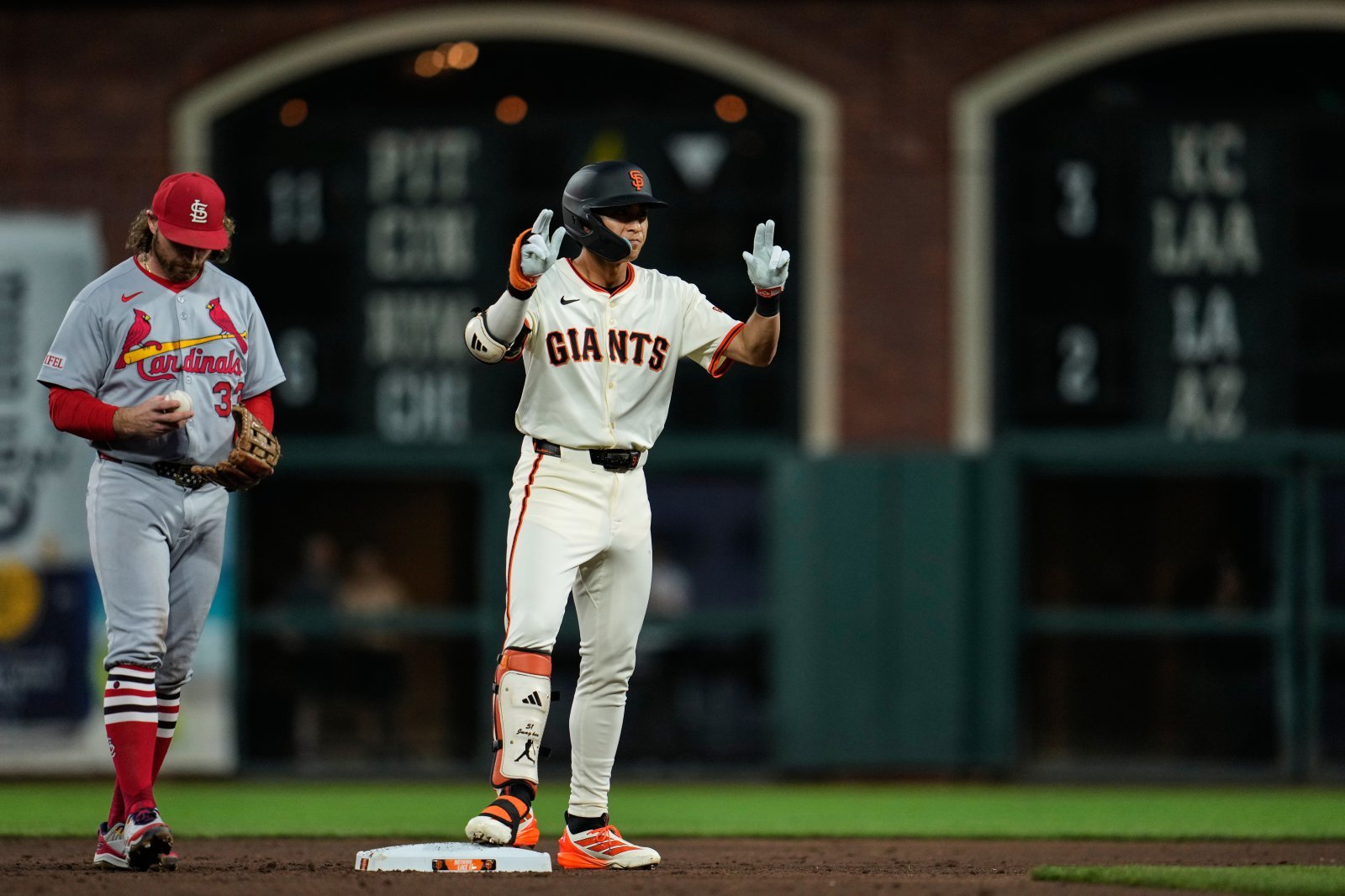 샌프란시스코 이정후(오른쪽)는 25일(한국시간) 오라클파크에서 열린 ‘2025 MLB’ 세인트루이스와 홈경기에서 6번타자 중견수로 나서 4타수 1안타를 기록했다. 21경기 만에 장타가 나왔다. 샌프란시스코(미 캘리포니아주)｜AP뉴시스