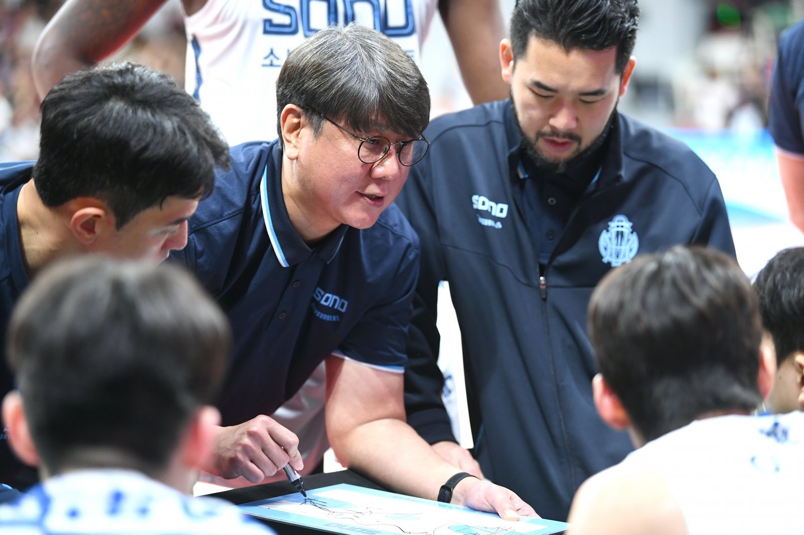 손창환 소노 감독(가운데)은 2024~2025시즌이 끝나고 처음 사령탑을 맡았지만, 확실한 원칙을 세우고 팀을 운영하고 있다. 메인 볼 핸들러를 없애는 등 특정 선수에게 의존하지 않는 조직적 농구를 추구하겠다는 각오다. 20일 안양 정관장과 시범경기에서 작전을 지시하는 손 감독. 사진제공｜뉴시스