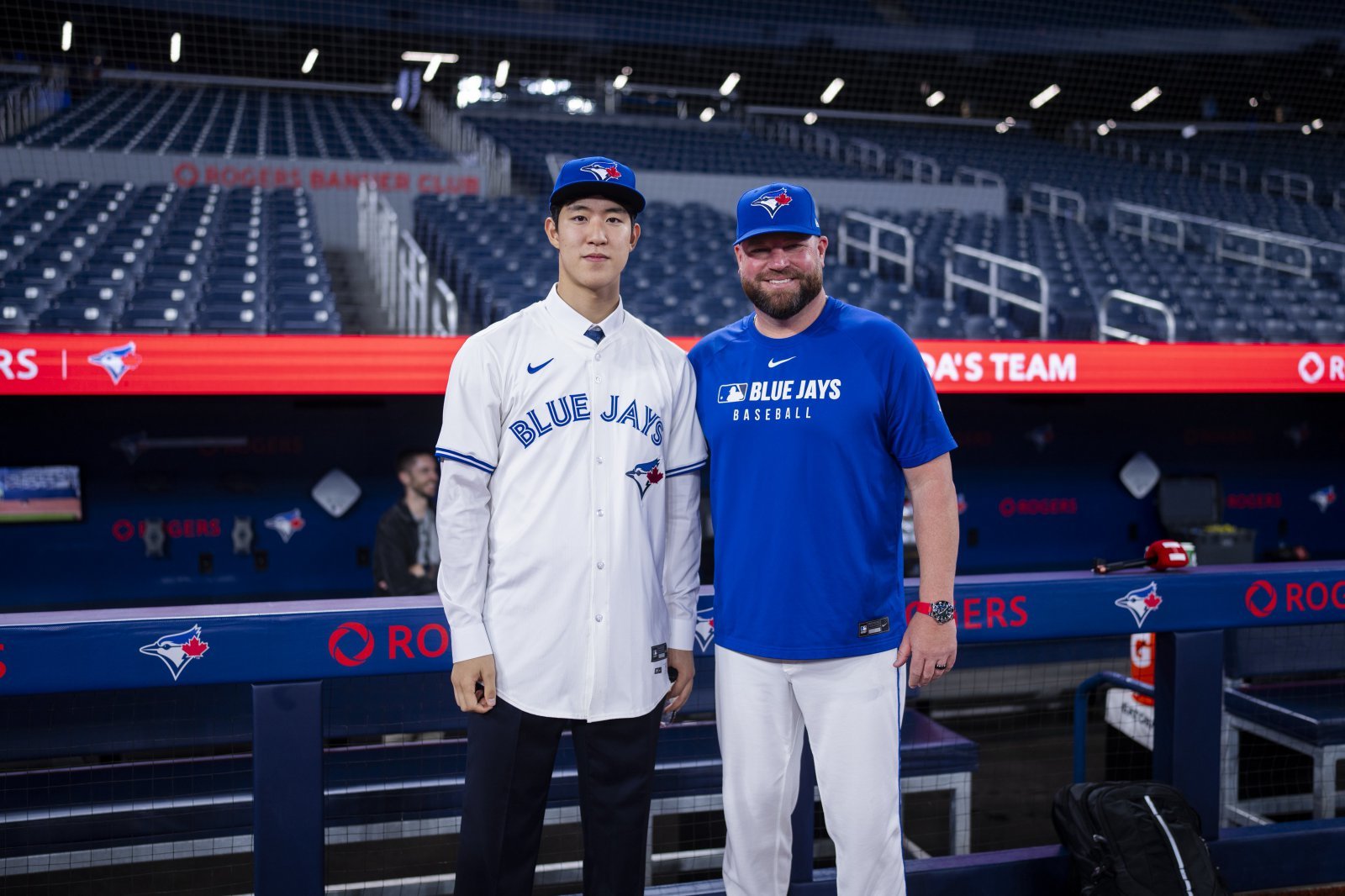 장충고 우완투수 문서준(왼쪽)은 25일(한국시간) 토론토와 150만 달러 규모의 아마추어 자유계약 맺으며 MLB 도전을 향한 첫 걸음을 내디뎠다. 그는 계약 체결 이후 존 슈나이더 토론토 감독과 기념 사진을 촬영했다. 사진제공｜토론토 블루제이스 공식 SNS