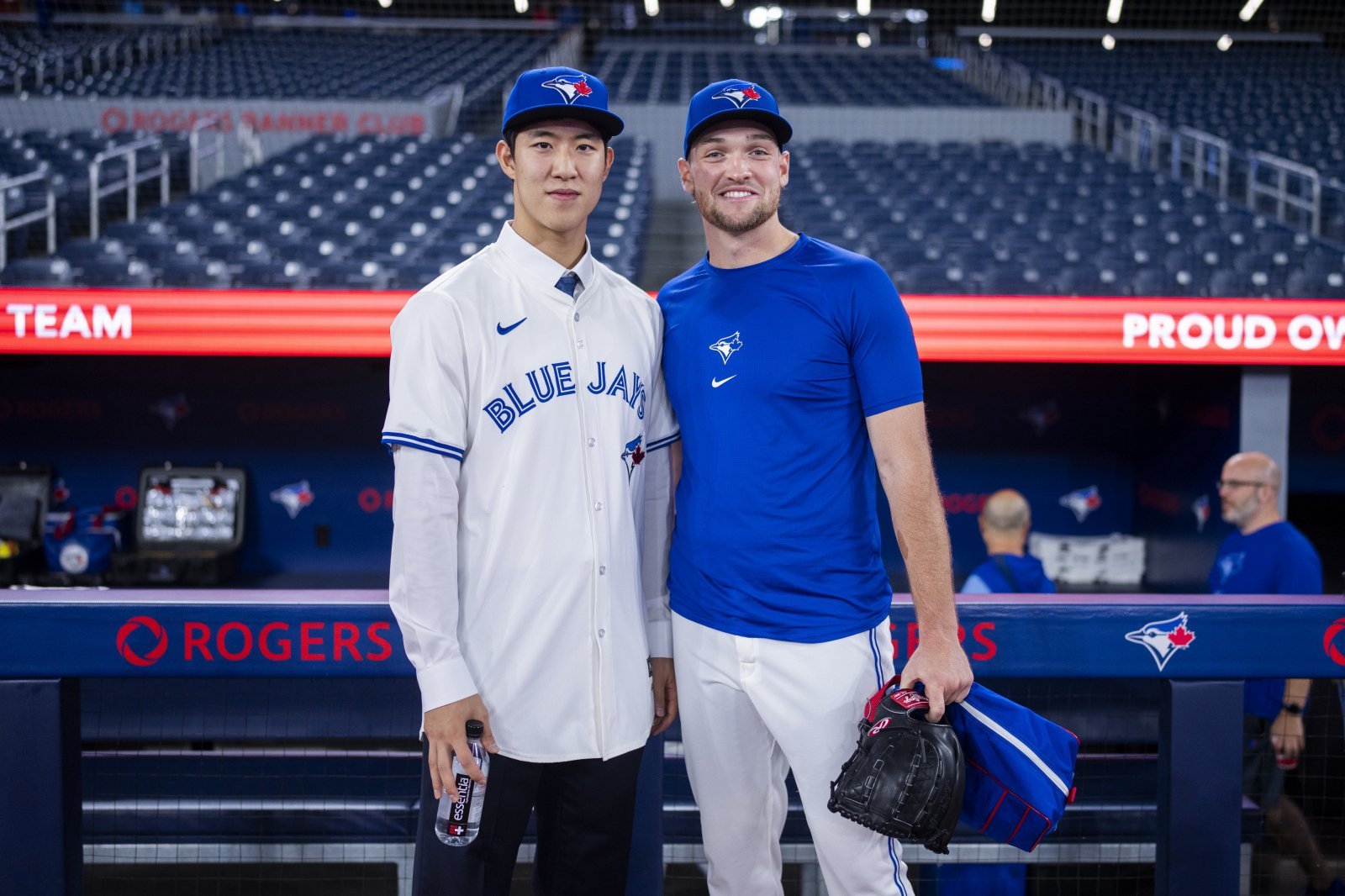 장충고 우완투수 문서준(왼쪽)은 25일(한국시간) 토론토와 150만 달러 규모의 아마추어 자유계약 맺으며 MLB 도전을 향한 첫 걸음을 내디뎠다. 그는 계약 체결 이후 투수 트레이 예세비지와 기념 사진을 촬영했다. 사진제공｜토론토 블루제이스 공식 SNS