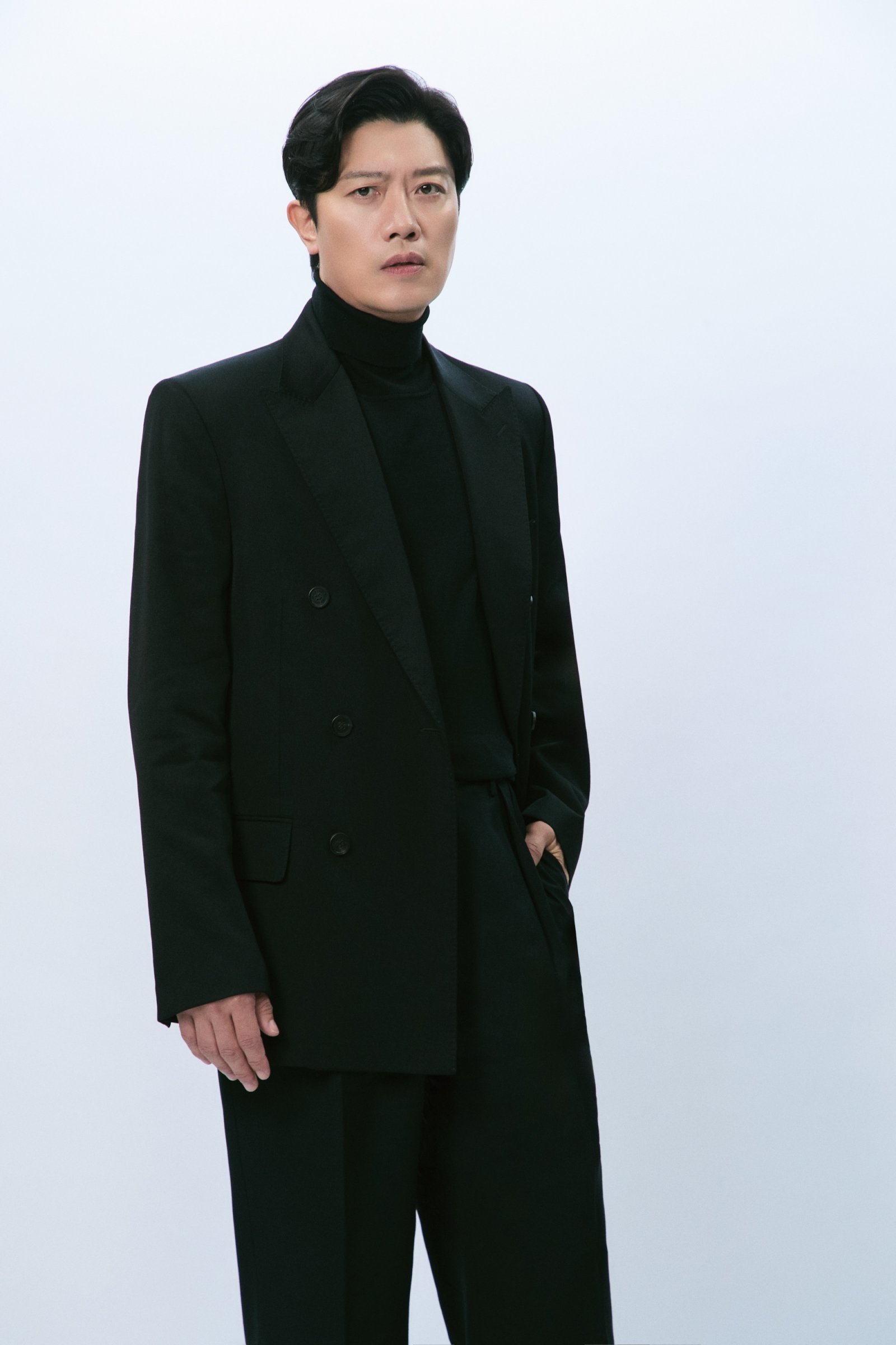 박희순은 이번 작품에서 ‘선출’ 역에 자의적인 해석을 더하기도 했다. 그는 “제 상상력과 감독님의 상상력이 어디서 맞닿을 수 있을지 부딪혀보고 싶었다”며 캐릭터에 대한 기대감을 끌어올렸다. 사진제공 | 매니지먼트 시선