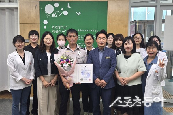영덕군 강구면자율방범대가 ‘2025년 우수 치매파트너 활동 경진대회’서 보건복지부장관상을 수상하고 기념 촬영하고 있다. 사진제공 ㅣ 영덕군