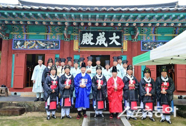 2025 고령향교 문묘석전대제 추계향사가 끝난 후 기념촬영을 하고 있는 모습. 사진제공ㅣ고령군