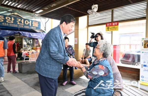 배낙호 시장(왼쪽)이 25일 황금시장을 방문해 소상공인들과 인사를 나누고 있는 모습. 사진제공ㅣ김천시