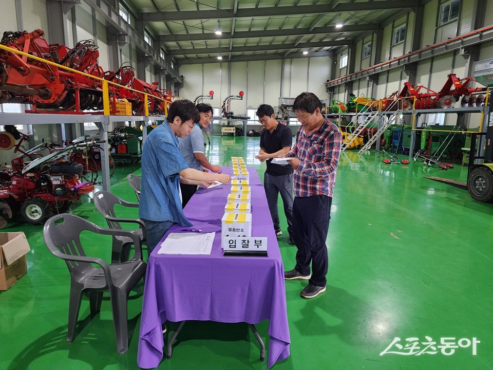 농업기계 불용물품 매각 물품 중에 구입하고 싶은 농기계에 대해 입찰서를 넣고 있는 농업인들. 사진제공=신안군