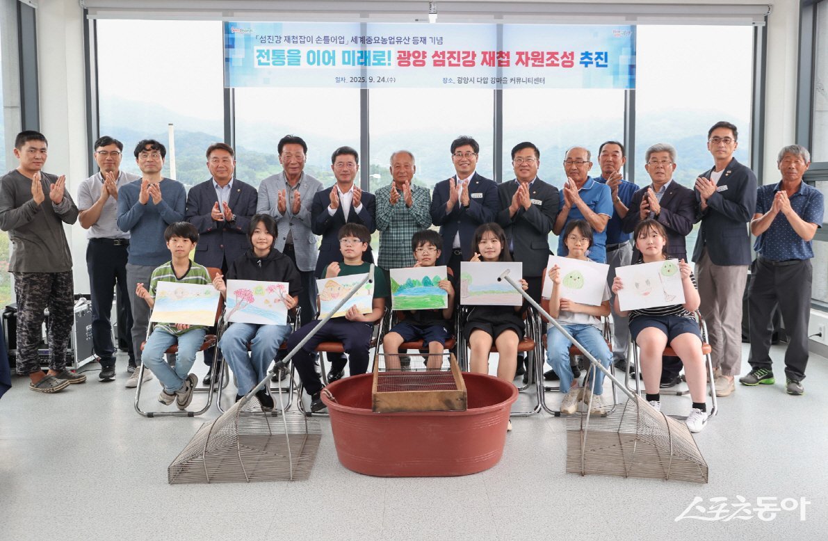 광양시가 지난 24일 재첩자원 체계적인 보전과 손틀어업 전통 계승을 위한 재첩자원 방류 행사를 개최했다. 사진제공=광양시