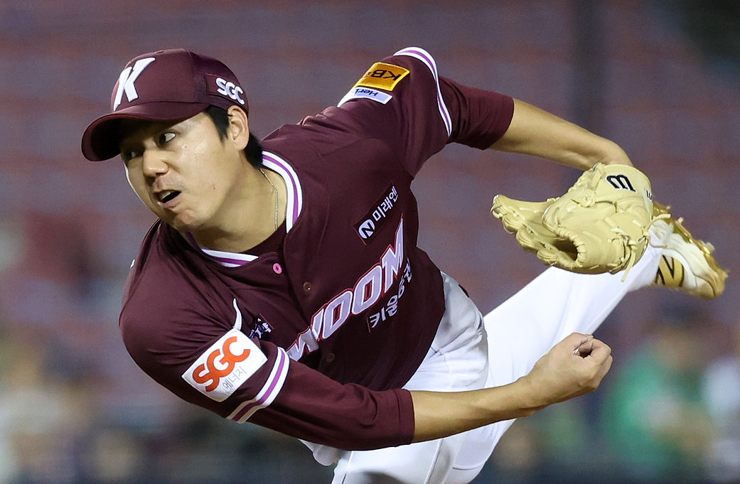 키움 하영민이 26일 오른쪽 팔꿈치 뼛조각 제거수술을 받는다. 올 시즌을 일찍 마감한 하영민은 25일 대구 삼성전에 앞서 1군 엔트리에서 제외됐다. 뉴시스