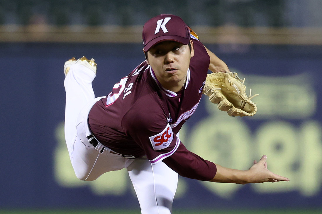 키움 하영민이 26일 오른쪽 팔꿈치 뼛조각 제거수술을 받는다. 올 시즌을 일찍 마감한 하영민은 25일 대구 삼성전에 앞서 1군 엔트리에서 제외됐다. 뉴시스