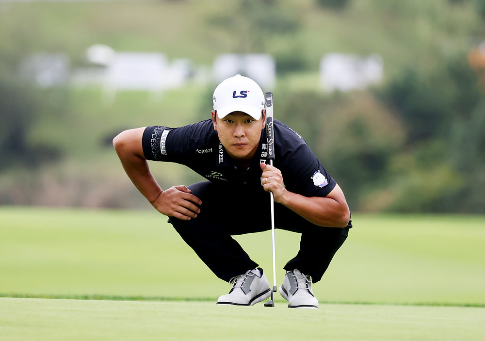 전가람이 25일 페럼클럽에서 열린 현대해상 최경주 인비테이셔널 1라운드 1번 홀에서 퍼팅 라인을 살펴보고 있다. 사진제공 | KPGA