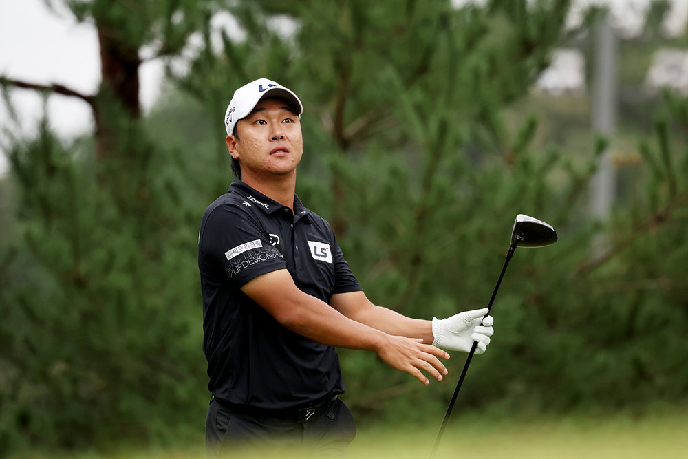 전가람이 25일 페럼클럽에서 열린 현대해상 최경주 인비테이셔널 1라운드 1번 홀에서 티샷을 한 뒤 볼을 쫓고 있다. 사진제공 | KPGA