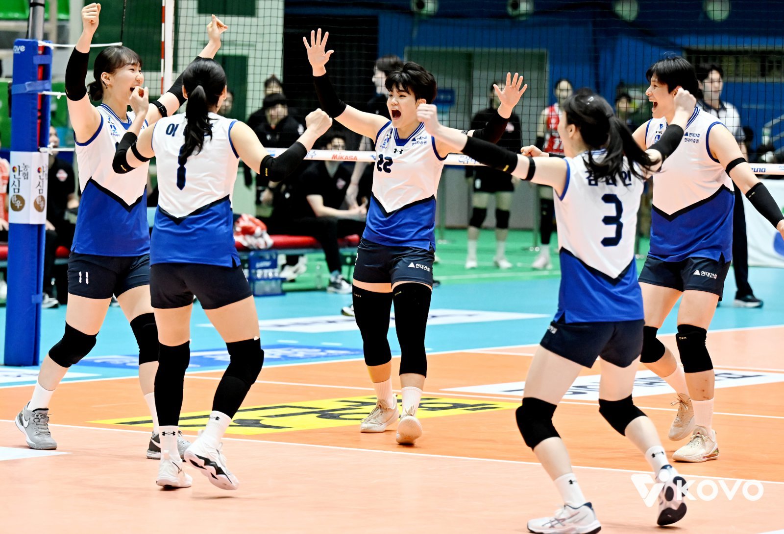 현대건설 선수들이 25일 프로배구 컵대회 여자부 조별리그 A조 경기에서 페퍼저축은행을 상대로 득점한 뒤 기뻐하고 있다. 사진제공|KOVO