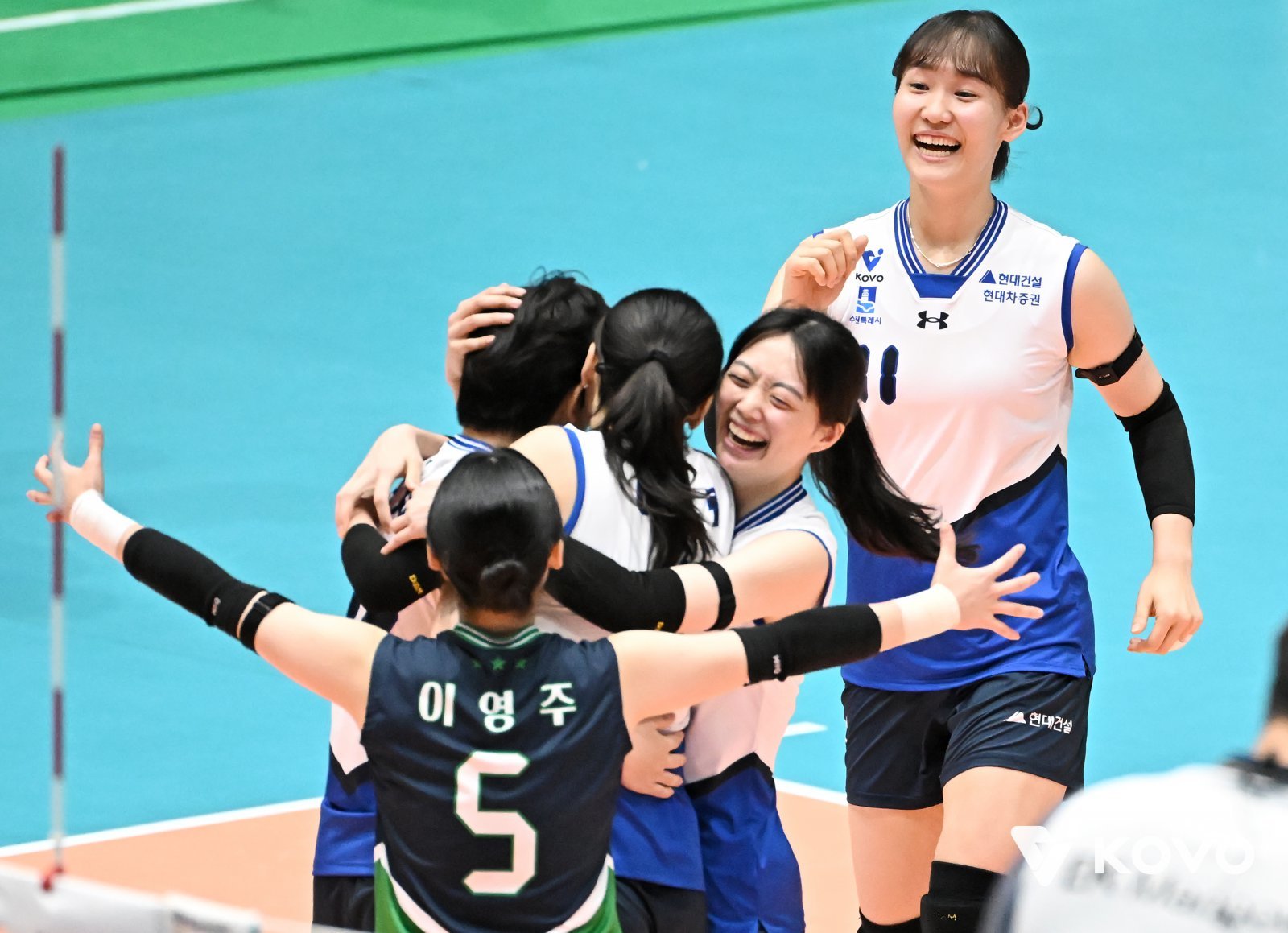 현대건설 선수들이 25일 프로배구 컵대회 여자부 조별리그 A조 경기에서 페퍼저축은행을 상대로 세트를 따낸 뒤 기뻐하고 있다. 사진제공|KOVO