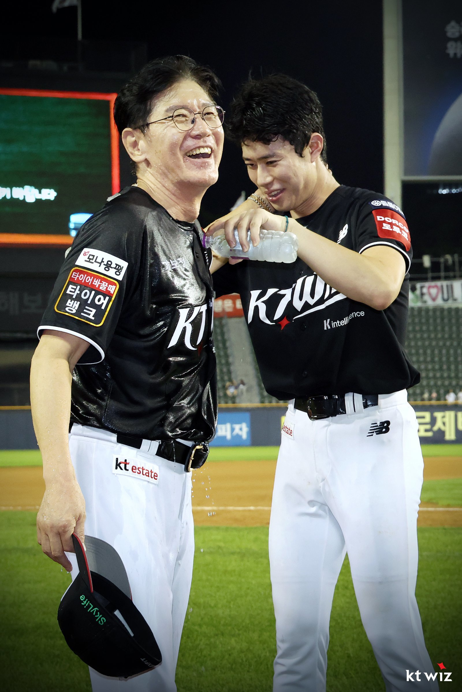 이강철 KT 감독(왼쪽)이 25일 인천SSG랜더스필드에서 열린 SSG와 원정경기에서 감독 통산 1000경기 출장을 달성했다. 이 감독이 7월 4일 잠실 두산전 승리로 감독 통산 500승을 달성한 뒤 원상현에게 물세례를 받고 있다. 사진제공｜KT 위즈