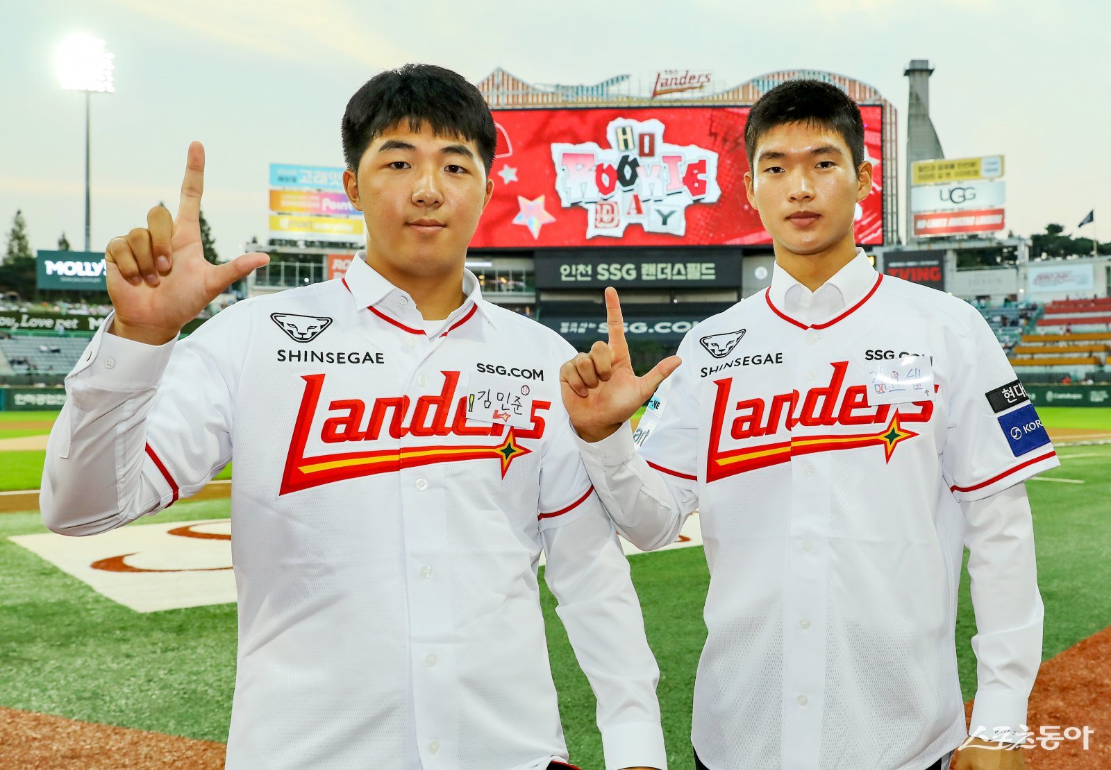 SSG 신인 김민준(왼쪽), 김요셉이 25일 인천SSG랜더스필드에서 열린 ‘하이 루키 데이’에 참석해 손으로 팀명 앞글자인 ‘L’을 그리고 있다. 사진제공｜SSG 랜더스
