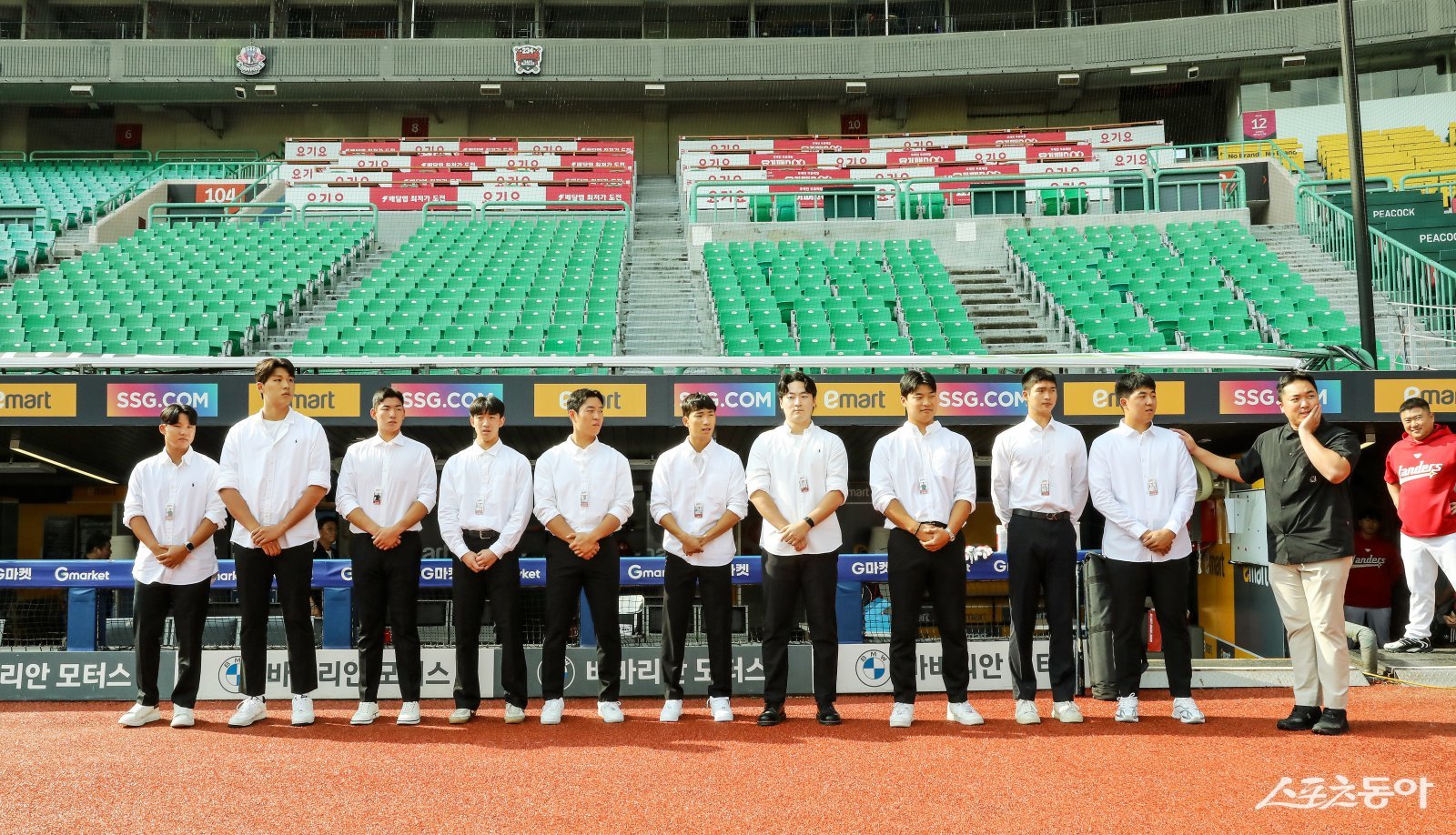 SSG 신인 선수들이 25일 인천SSG랜더스필드에서 열린 ‘하이 루키 데이’에 참석해 선배들에게 자기 소개를 하고 있다. 사진제공｜SSG 랜더스