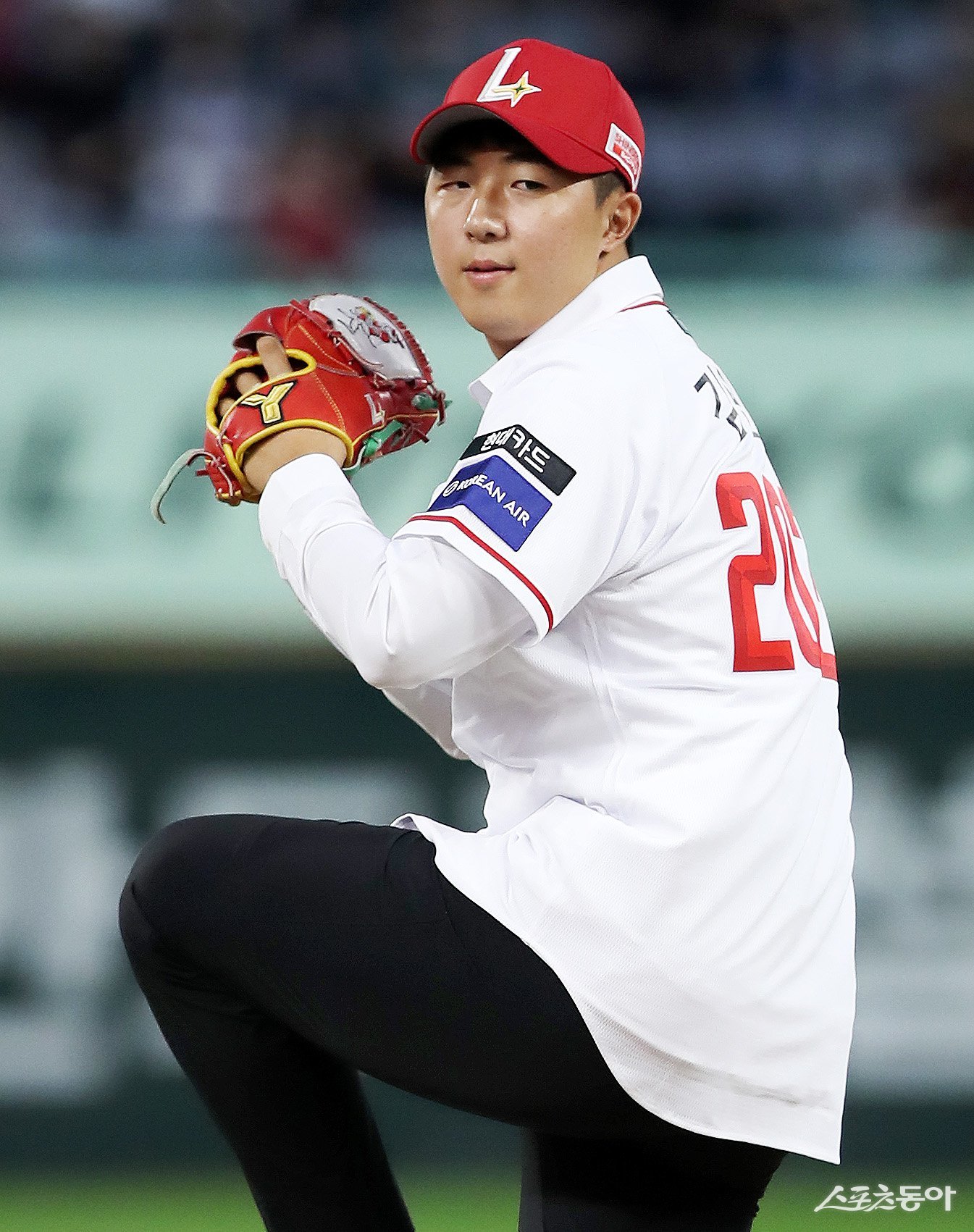 SSG 신인 김민준이 25일 인천SSG랜더스필드에서 열린 ‘하이 루키 데이’에 참석해 경기 전 시구를 하고 있다. 사진제공｜SSG 랜더스