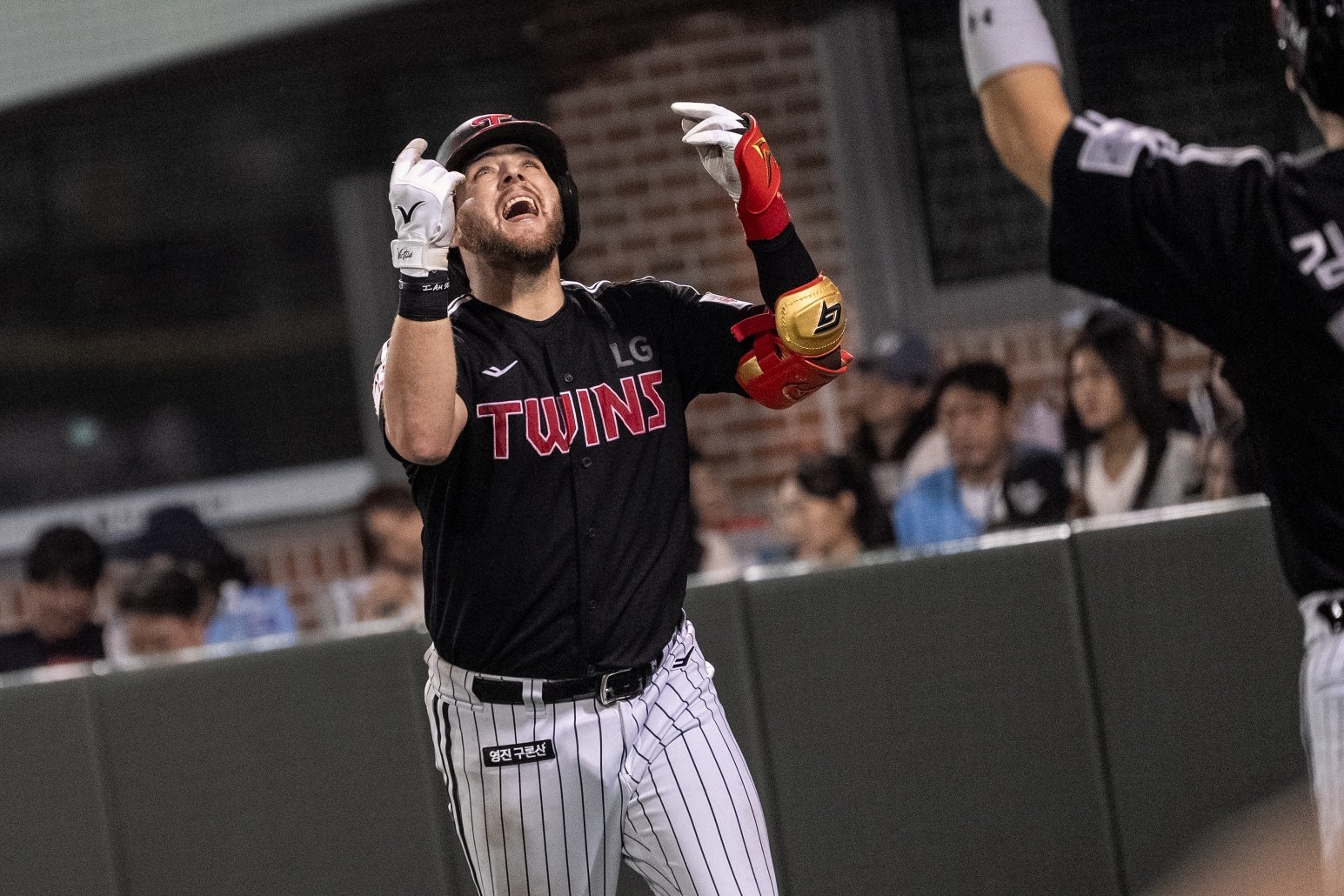 LG 오스틴은 25일 울산 롯데와 원정경기에서 4번타자 1루수로 선발출전해 홈런포를 포함 5타점으로 선두 수성에 힘을 보탰다. 사진제공|LG 트윈스