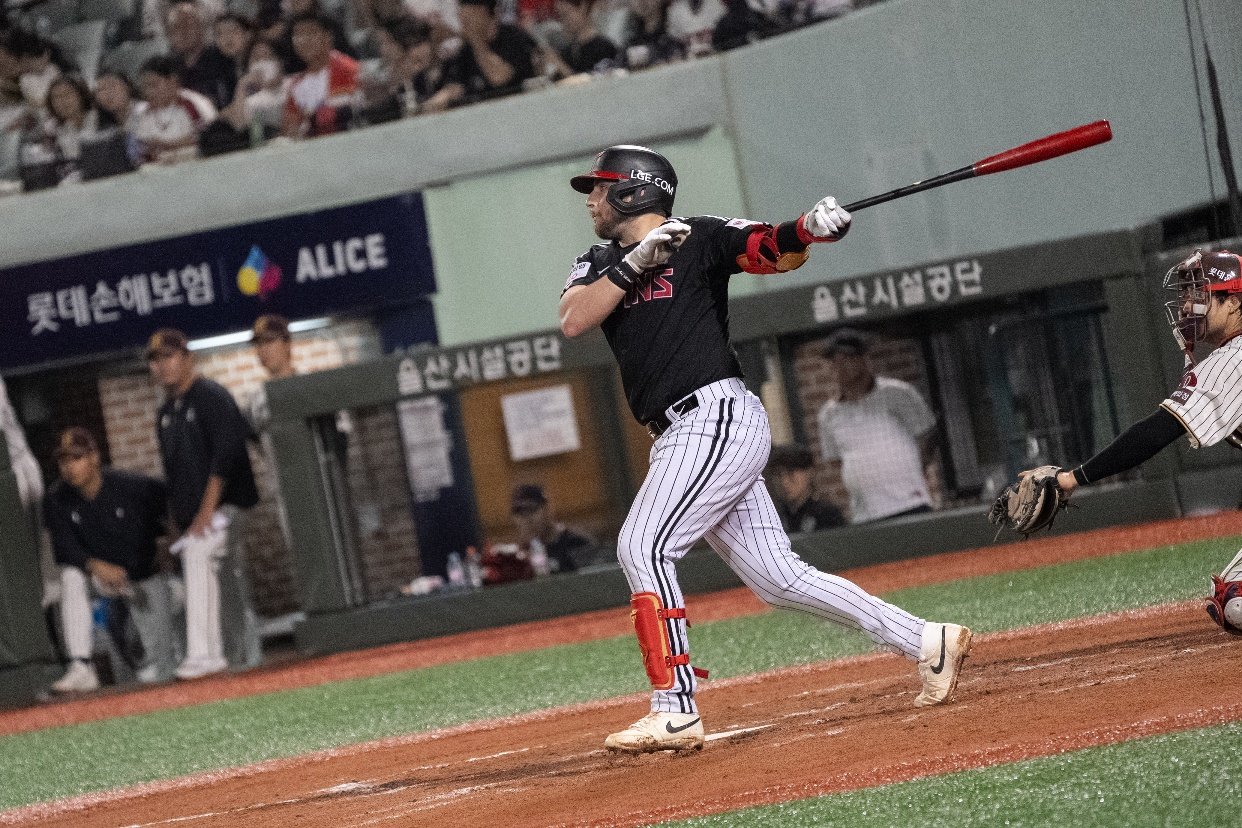 LG 오스틴은 25일 울산 롯데와 원정경기에서 4번타자 1루수로 선발출전해 홈런포를 포함 5타점으로 선두 수성에 힘을 보탰다. 사진제공|LG 트윈스
