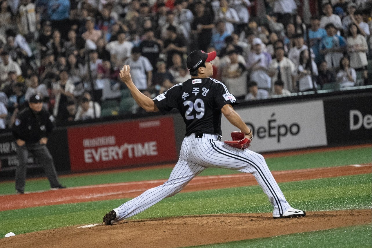 LG 손주영은 25일 울산 롯데와 원정경기에서 선발등판해 7이닝 무실점 호투로 선두 수성에 힘을 보탰다. 사진제공|LG 트윈스