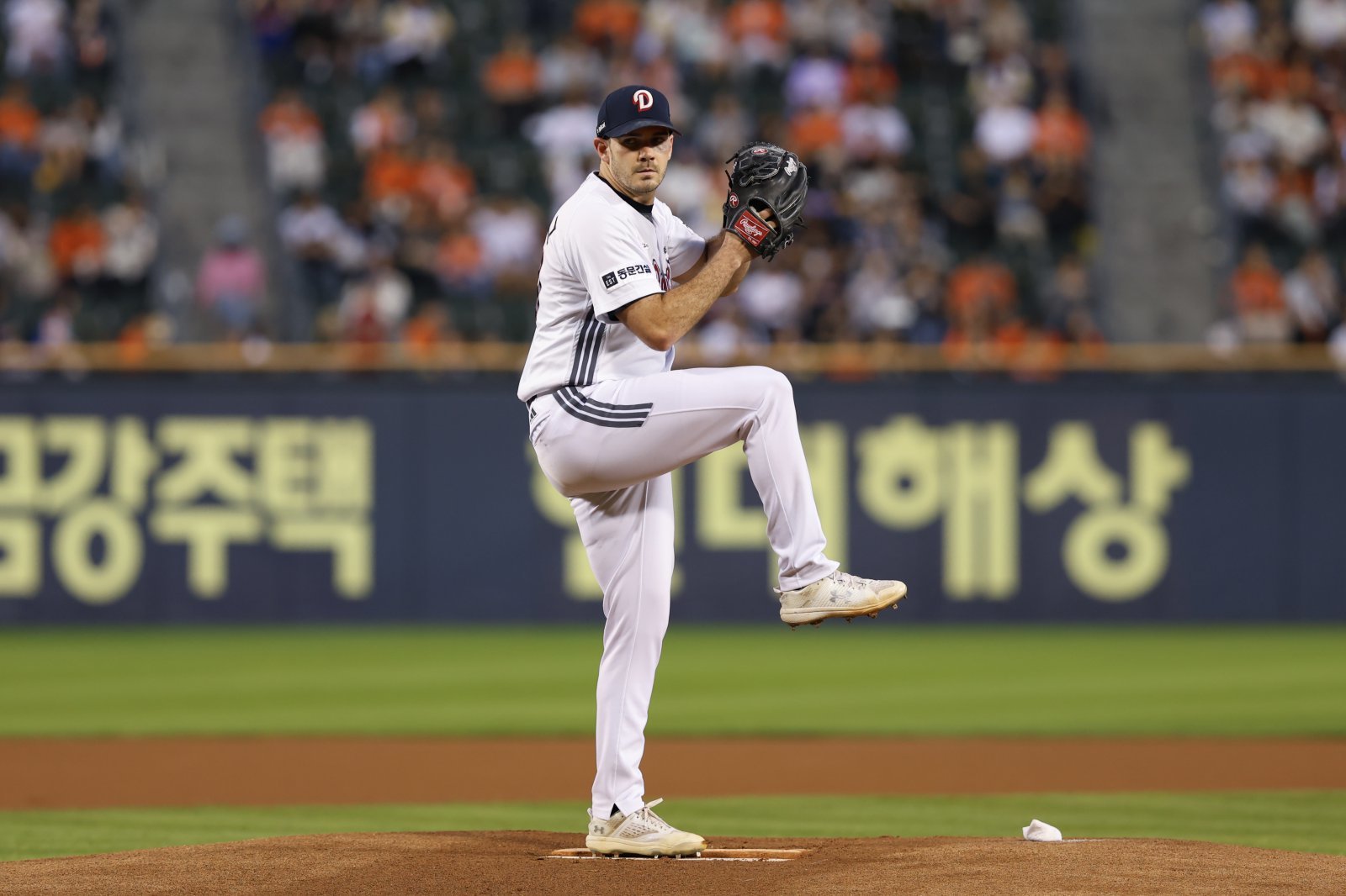 두산 잭로그가 25일 잠실구장에서 열린 2025 KBO리그 한화전에 선발등판해 와인드업을 하고 있다. 잭로그는 이날 8이닝 무실점 역투로 팀의 7-0 승리를 이끌었다. 시즌 10승(8패)째를 달성하며 두산 투수들 가운데 유일하게 두 자릿수 승리를 마크했다. 사진제공|두산 베어스