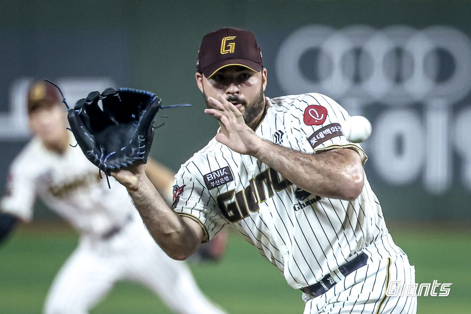 롯데 외국인투수 알렉 감보아가 25일 울산 문수구장에서 열린 LG와 홈경기에 선발등판해 포구를 시도하고 있다. 사진제공|롯데 자이언츠