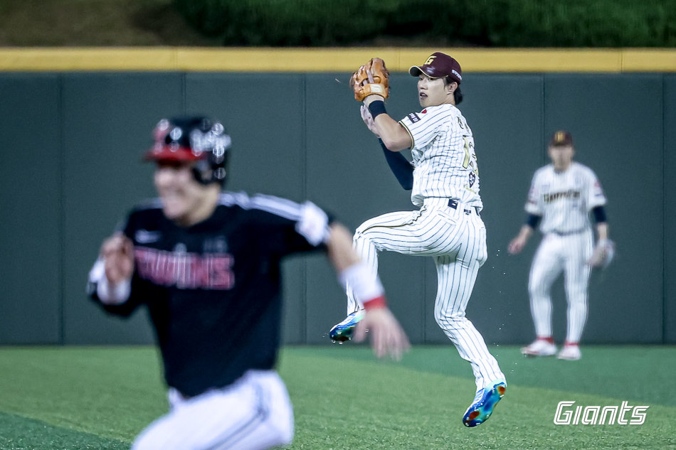 롯데 전민재가 25일 울산 문수구장에서 열린 LG와 홈경기 도중 송구 동작을 취하고 있다. 사진제공|롯데 자이언츠