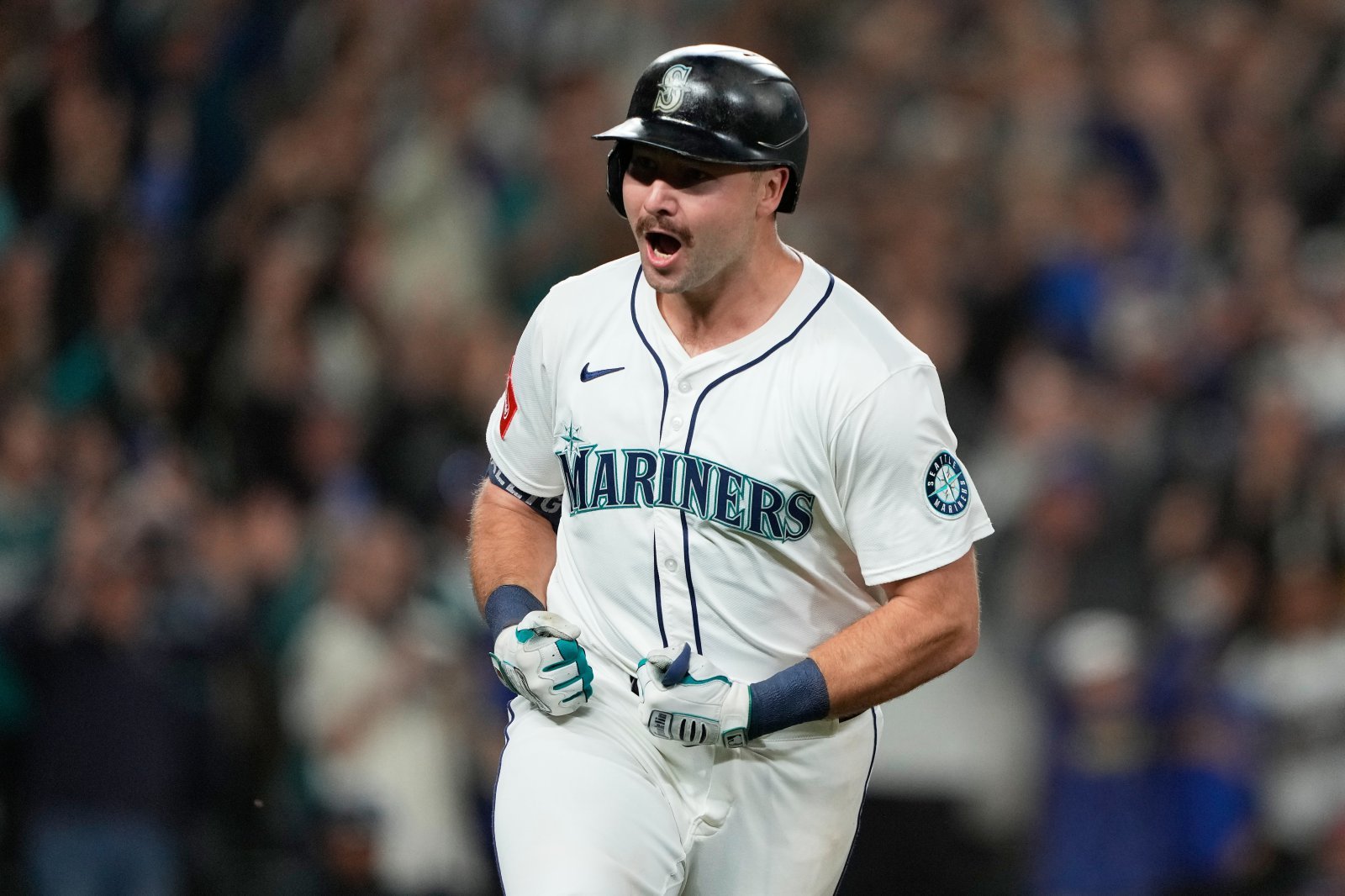 시애틀 랄리는 25일(한국시간) T-모바일파크에서 열린 ‘2025 MLB’ 콜로라도와 홈경기에서 2번타자 포수로 선발출전해 시즌 59·60홈런을 터트리며 포수, 스위치히터 최초의 60홈런 신기록을 수립했다. 시애틀(미 워싱턴주)｜AP뉴시스