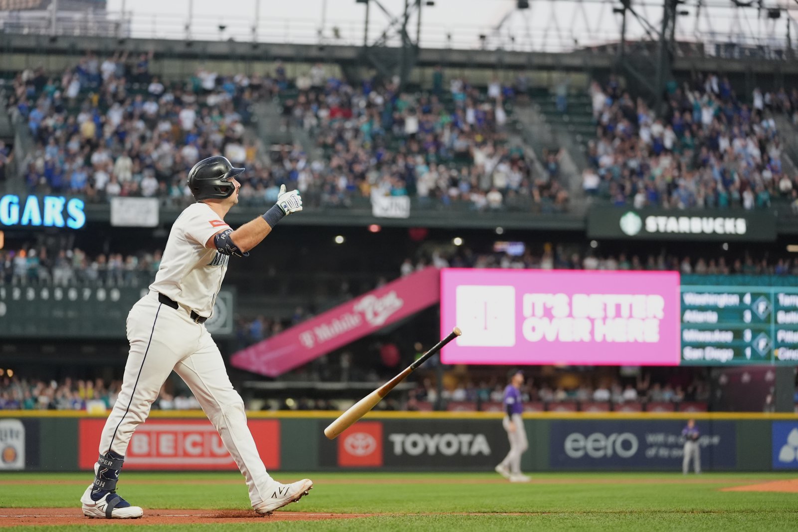 시애틀 랄리는 25일(한국시간) T-모바일파크에서 열린 ‘2025 MLB’ 콜로라도와 홈경기에서 2번타자 포수로 선발출전해 시즌 59·60홈런을 터트리며 포수, 스위치히터 최초의 60홈런 신기록을 수립했다. 시애틀(미 워싱턴주)｜AP뉴시스