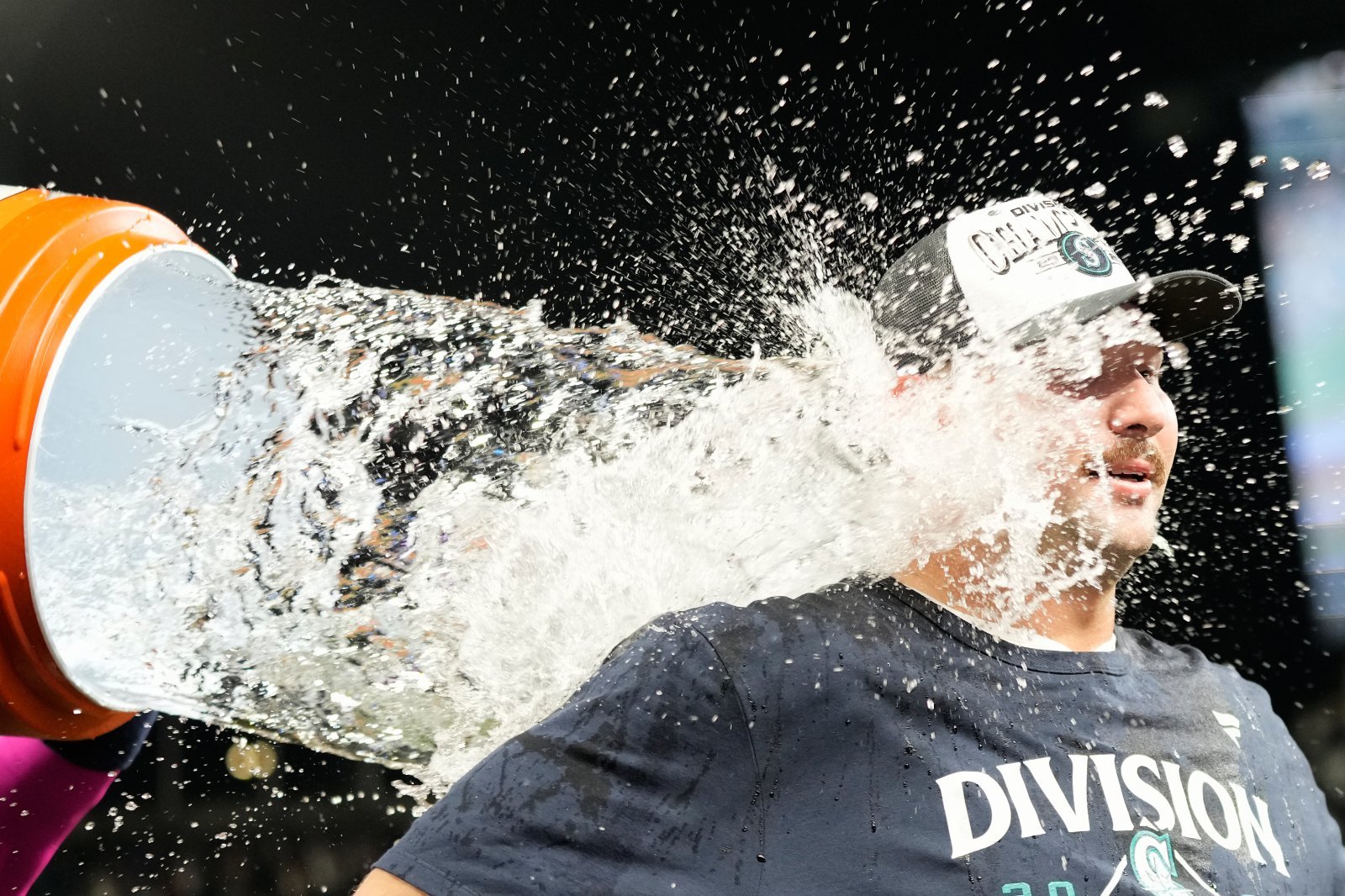 시애틀 랄리는 25일(한국시간) T-모바일파크에서 열린 ‘2025 MLB’ 콜로라도와 홈경기에서 2번타자 포수로 선발출전해 시즌 59·60홈런을 터트리며 포수, 스위치히터 최초의 60홈런 신기록을 수립했다. 시애틀(미 워싱턴주)｜AP뉴시스