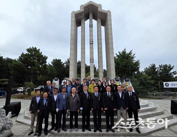 경상북도 제29회 경북지역 이북 도민 합동망향제 참석자들이 기념 촬영하고 있다. 사진제공 ㅣ 경북도