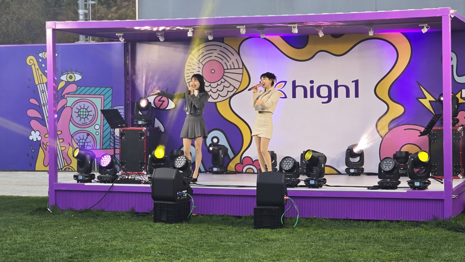 하이원리조트, 마운틴잔디광장에서 버스킹 공연을 하고 있는 가수