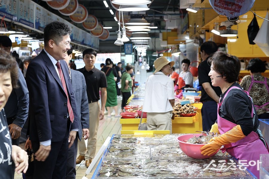 김정헌 중구청장이 추석맞이 민생행보로 전통시장 장보기 나서며 상인들과 직접 소통했다. 사진제공|인천 중구청