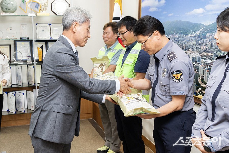 윤환 계양구청장, 추석 연휴에도 일선 현장에서 근무하고 있는 근무자들을 격려했다. 사진제공｜인천 계양구청