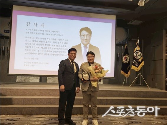 부산진구의회 최정웅 의원(오른쪽)이 농아인의 권익 신장과 수어 인식 개선에 기여한 공로로 ㈔부산시 농아인협회(회장 김영동)로부터 감사패를 받은 후 기념촬영을 하고 있다. (사진제공=부산진구의회)