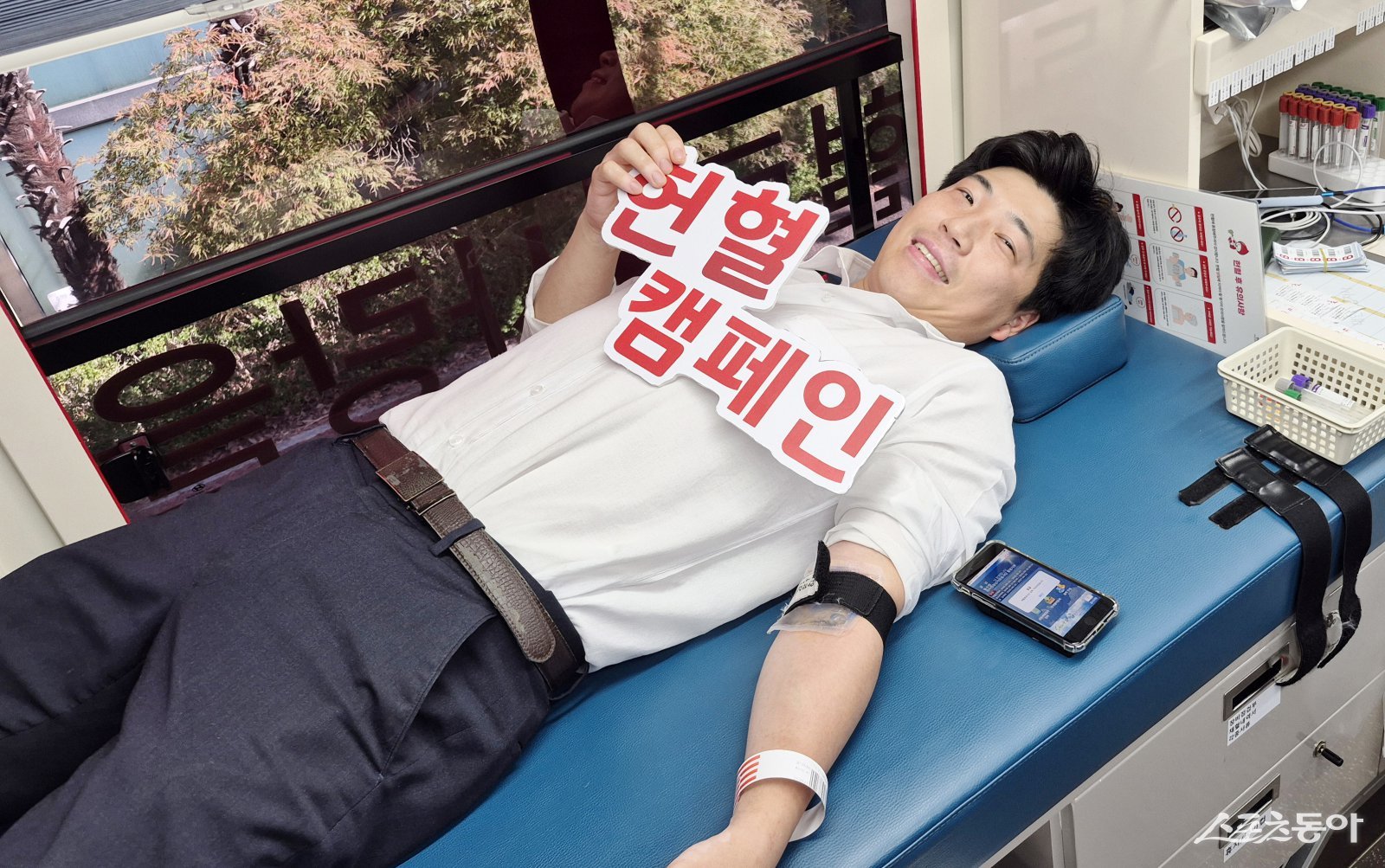 위아원 부산경남서부지역연합회 통영지부 한 회원이 통영롯데마트 후문에 마련된 헌혈 버스에서 헌혈에 참여 하고 있다. (사진제공=위아원 부산경남지역연합회 통영지부)