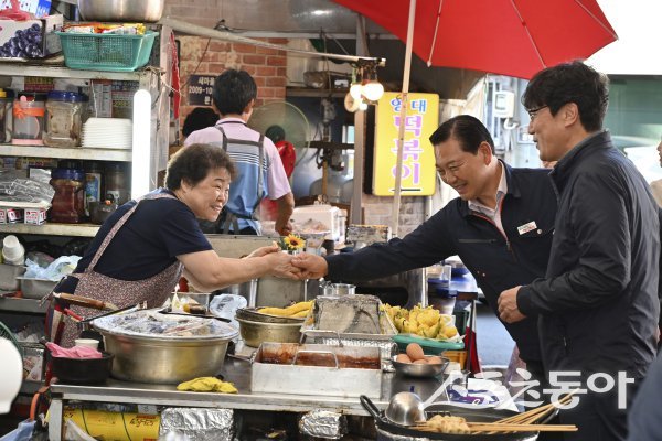 전통시장 장보기 행사에 참여하고 있는 조재구 남구청장의 모습. 사진제공ㅣ대구 남구 