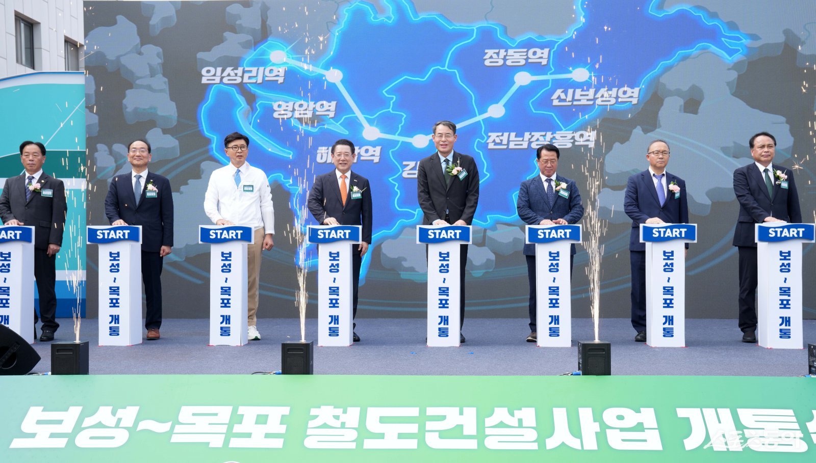 김영록 전라남도지사가 26일 신보성역에서 열린 ‘전남남해선 목포보성선 개통식’에 참석해 주요내빈들과 개통 세레머니를 하고 있다. 사진제공=전남도