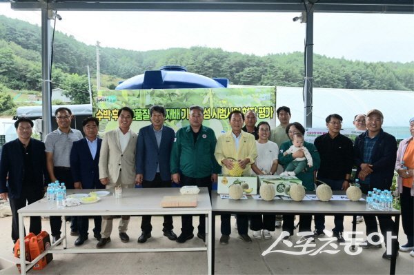 봉화군이 ‘수박 후작 고품질 멜론재배 기반조성 시범사업 평가회’를 진행하고 있다. 사진제공 ㅣ 봉화군