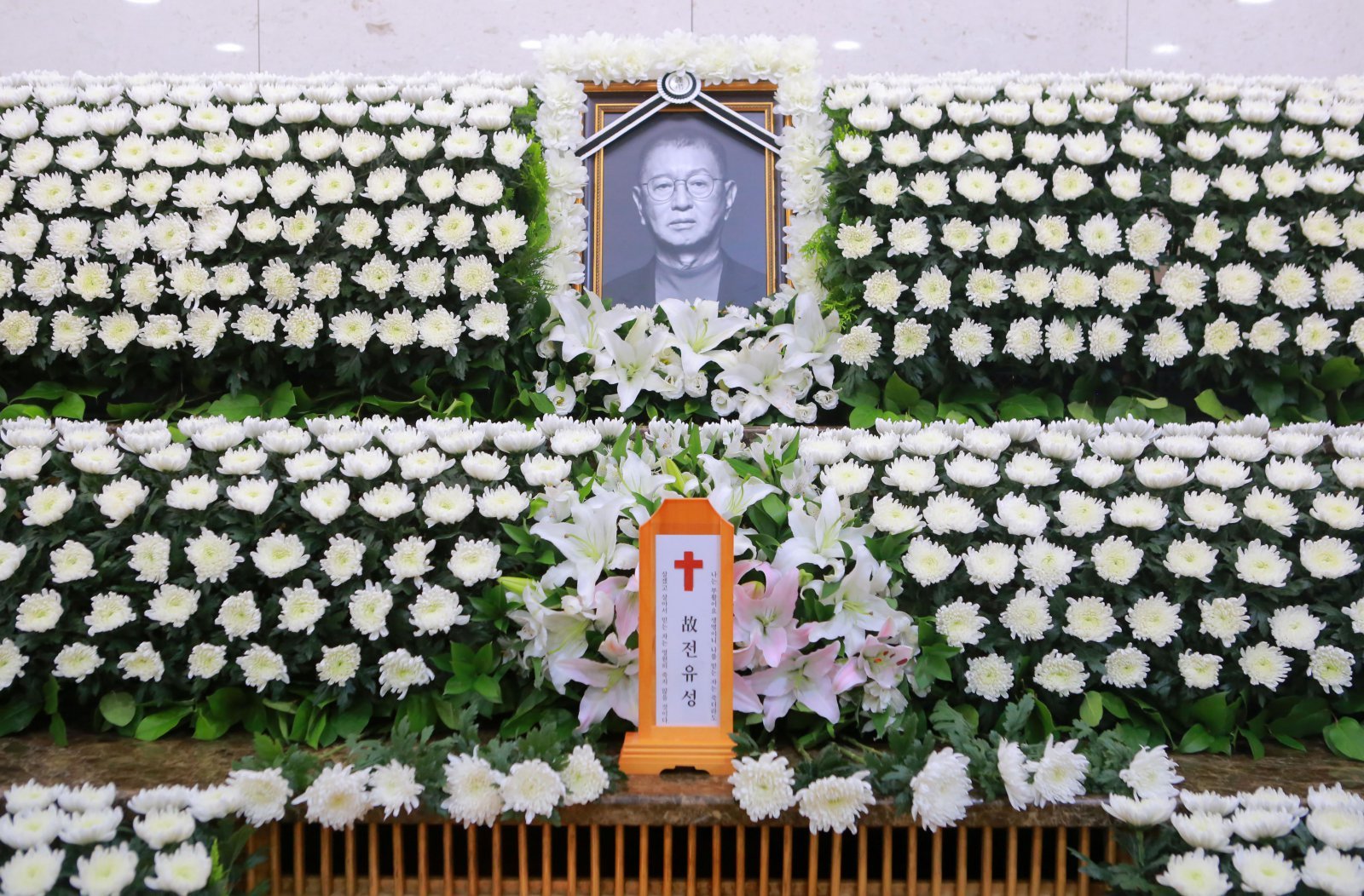 개그맨 전유성(76)이 25일 폐기흉 악화로 별세했다. 26일 서울아산병원 장례식장에 마련된 빈소에는 후배·동료 연예인들의 발길이 이어지고 있다. 사진제공|뉴시스