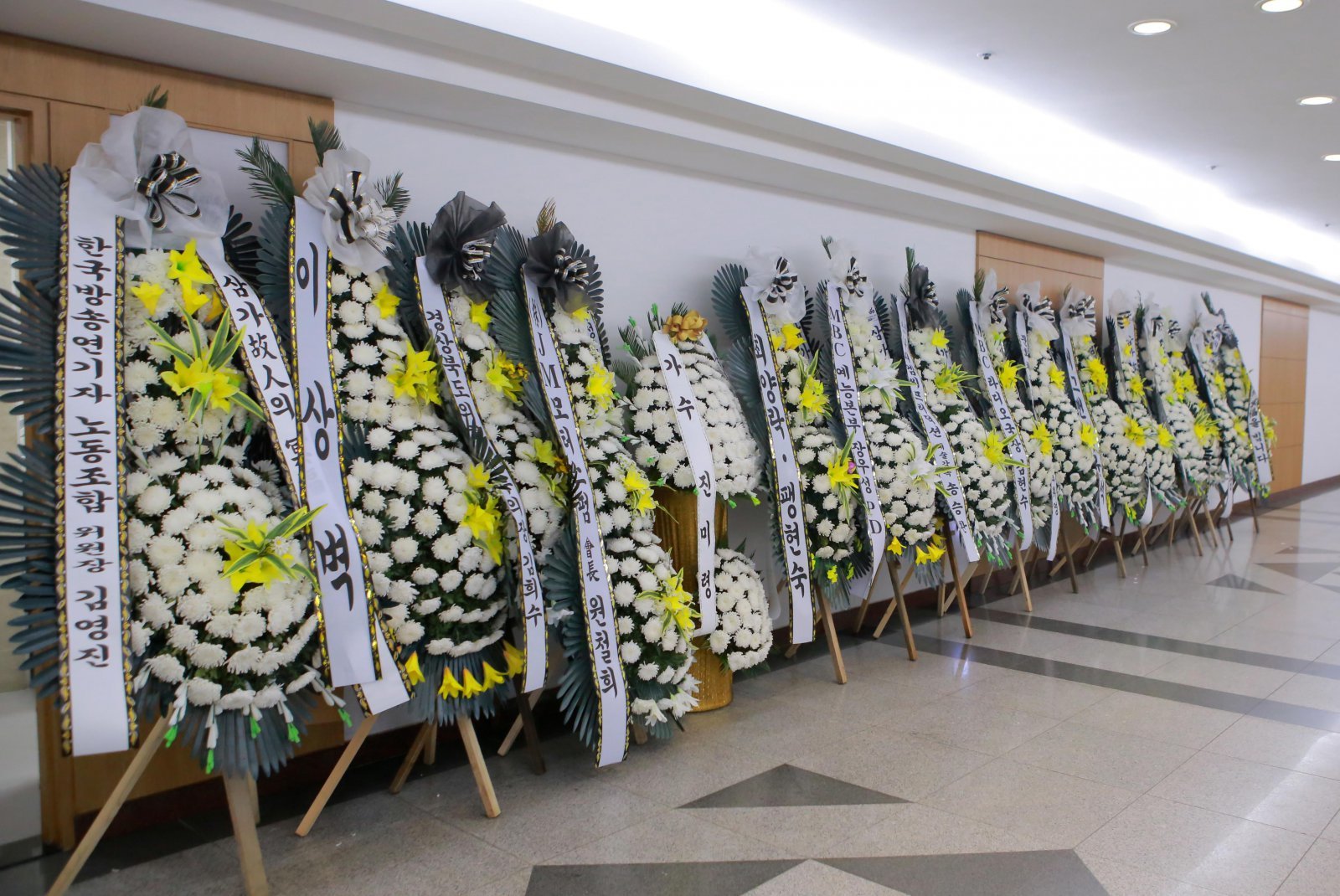 빈소 앞에 놓인 근조화환 속에는 임하룡, 김준호·김지민 부부, 이연복, 조용필, 박중훈 등 다양한 인사의 조의가 담겨 있다. 전유성 전처 진미령도 화환을 보내 애도를 표했다. 사진제공|뉴시스
