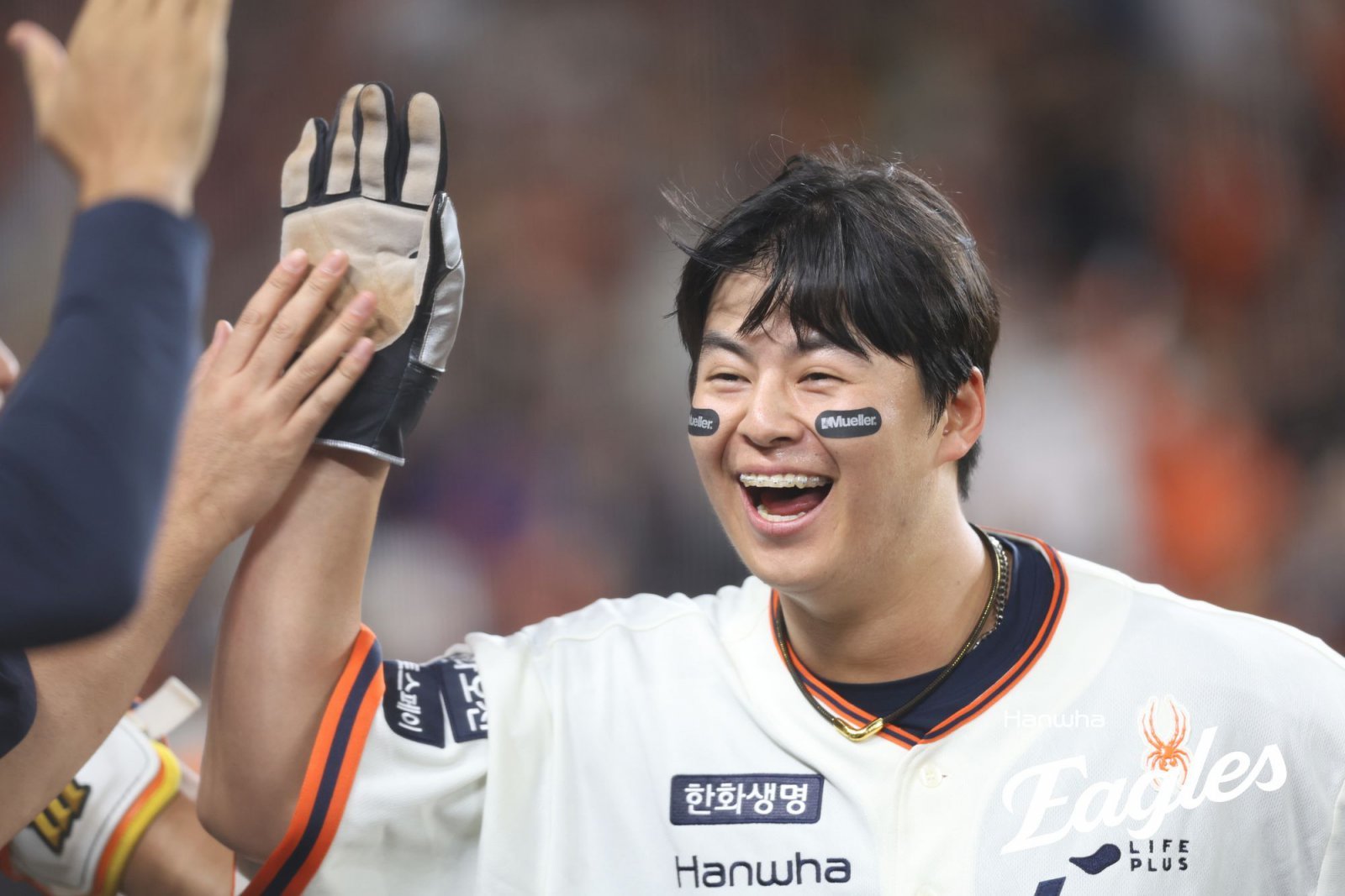 한화 노시환이 26일 대전한화생명볼파크에서 열린 LG와 홈경기 7회말 동점 득점을 올린 뒤 동료들과 기쁨을 나누고 있다. 사진제공|한화 이글스