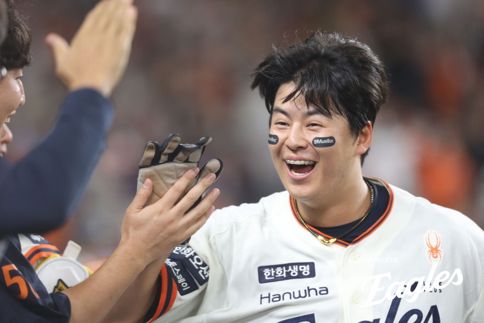 한화 노시환이 26일 대전한화생명볼파크에서 열린 LG와 홈경기 7회말 동점 득점을 올린 뒤 동료들과 기뻐하고 있다. 사진제공|한화 이글스